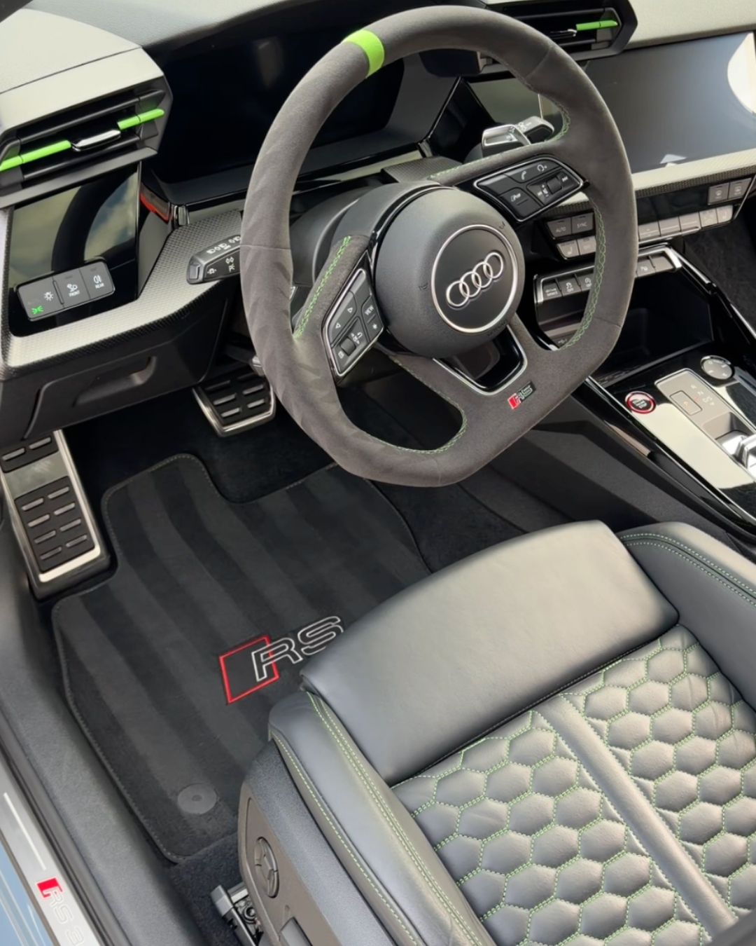 Interni auto puliti dopo il detailing — sportiva tedesca, Pordenone