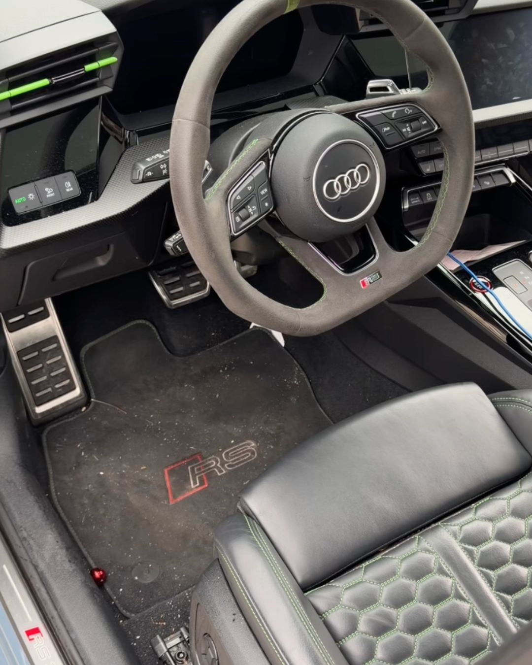 Interni auto sporchi prima del detailing — sportiva tedesca, Golden Fratelli Stafa Pordenone