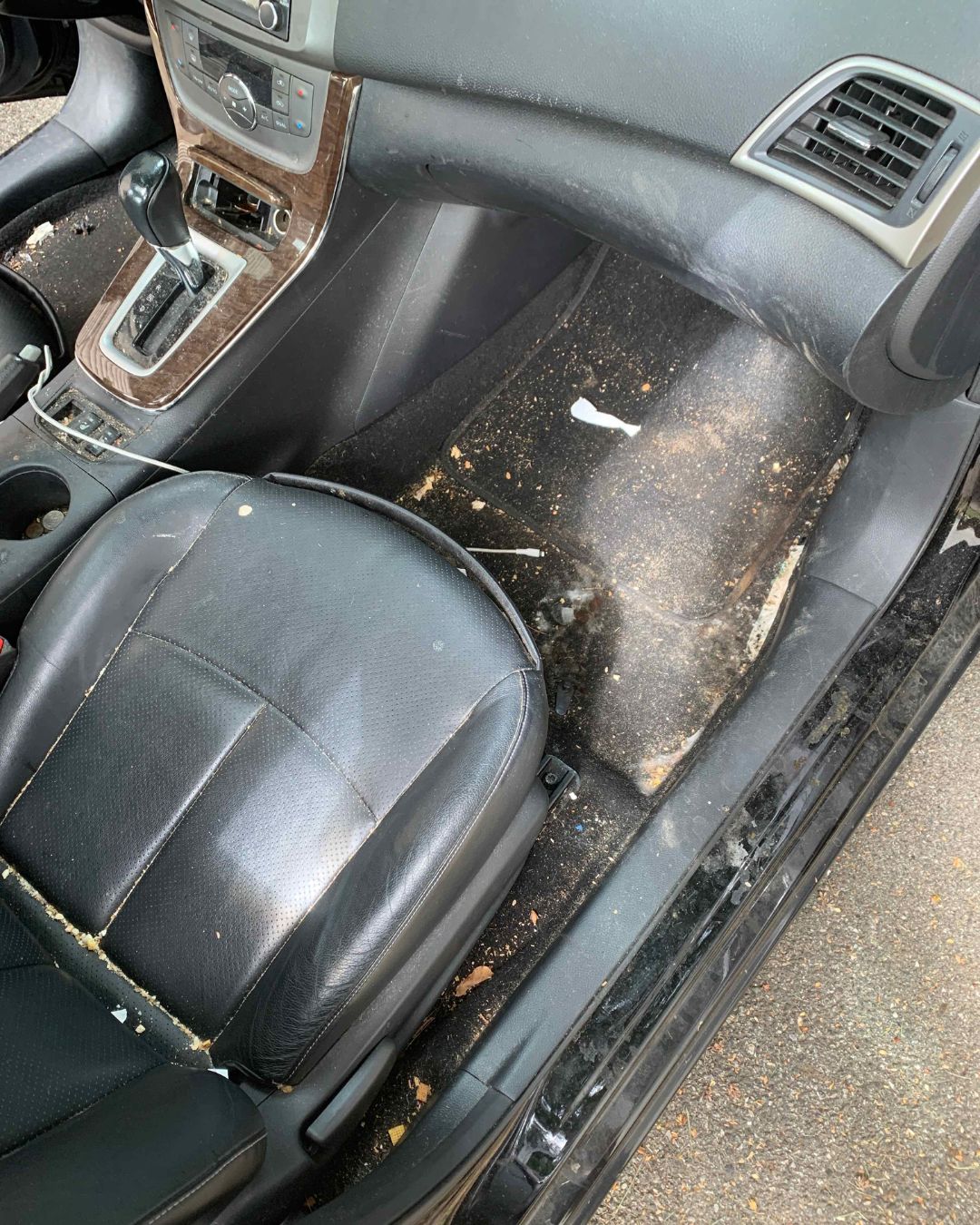 Auto con interni sporchi e trascurati prima del detailing a Pordenone